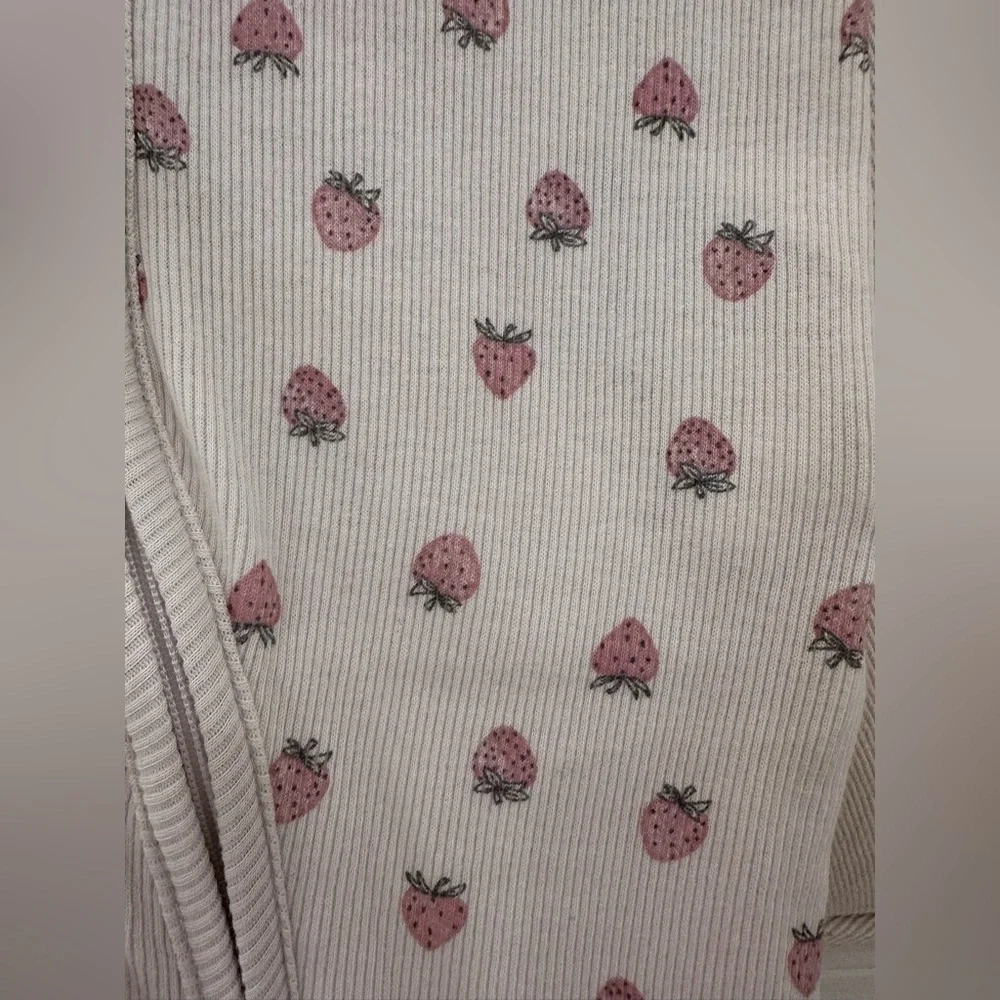 🤍 6 Mth Organic Ribbed Strawberry Print Baby Footie Onesie in Oat NWT - Picture 8 of 10